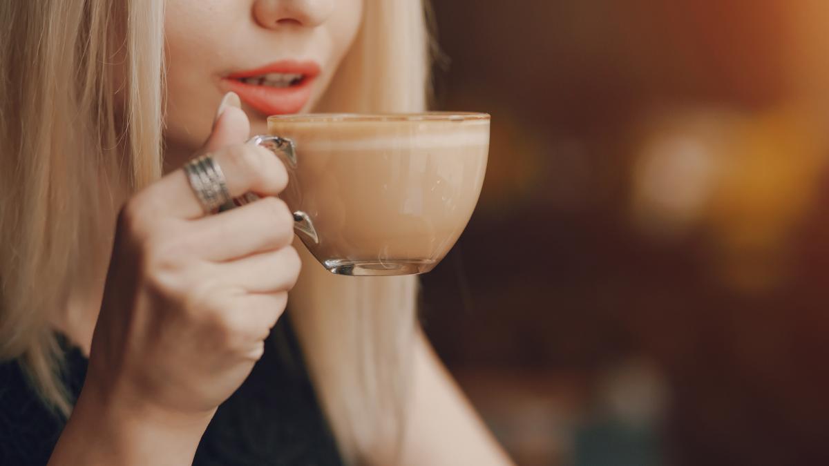 cafea-girl-with-coffee_99774700