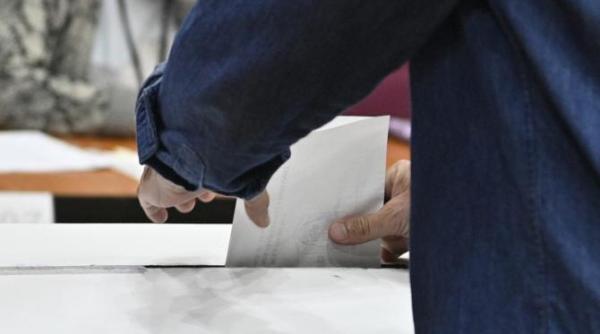george simion contesta alegerile prezidentiale augustin zegrean au venit cu un dosarel la subrat george simion contesta alegerile prezidentiale augustin zegrean au venit cu un dosarel la subrat