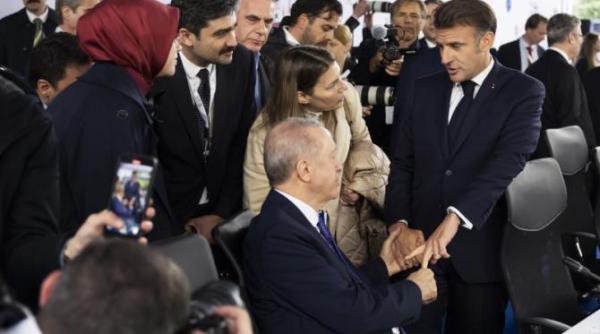 scena bizara la tirana un nou viral erdogan i a tinut degetul lui macron timp de 13 secunde in fata presei gesturile de putere explicate de un specialist video scena bizara la tirana un nou viral erdogan i a tinut degetul lui macron timp de 13 secunde in fata presei gesturile de putere explicate de un specialist video